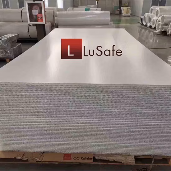 연속적인 UD 유리섬유 라미네이트 패널에 접착된 열가소성 벌집형 패널